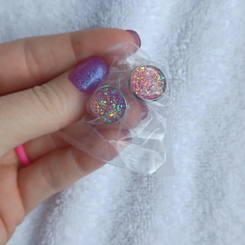 Pink studs - Picture 4 of 4